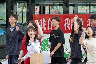 ?我的GOAT！数名中国台湾球迷现场示爱威少和哈登❤️
